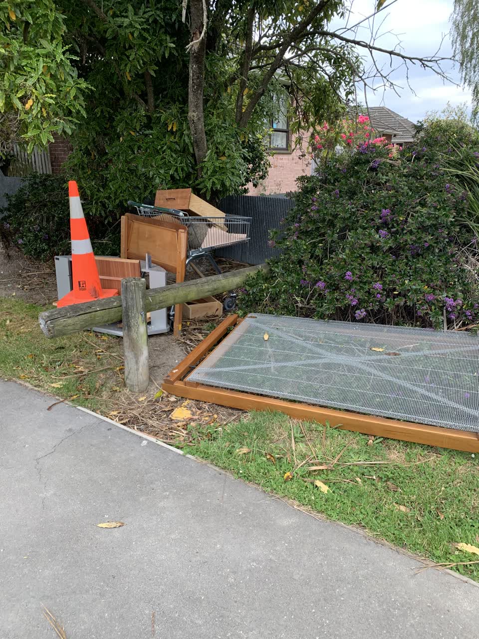 The photograph attached to this rubbish/recycling report