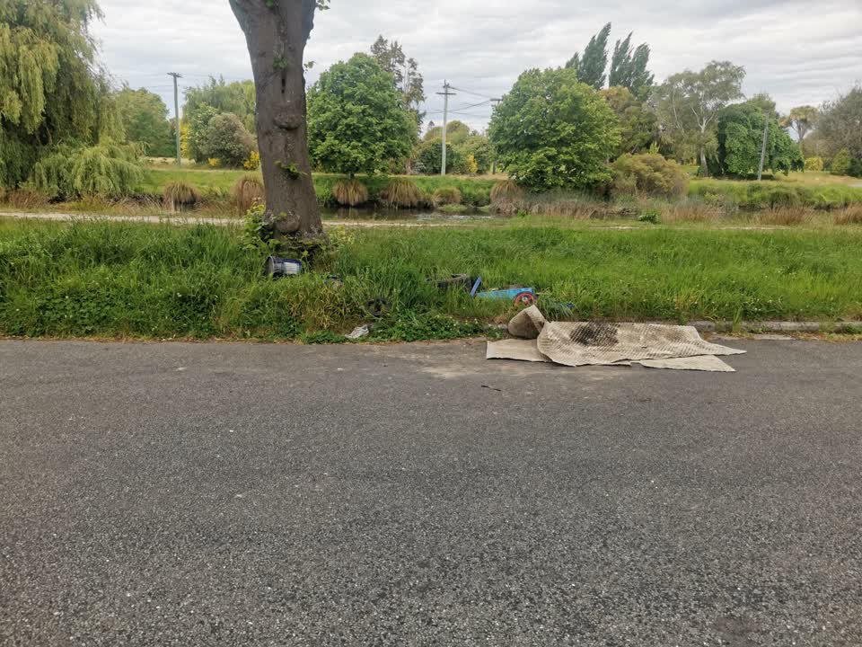 The photograph attached to this rubbish/recycling report