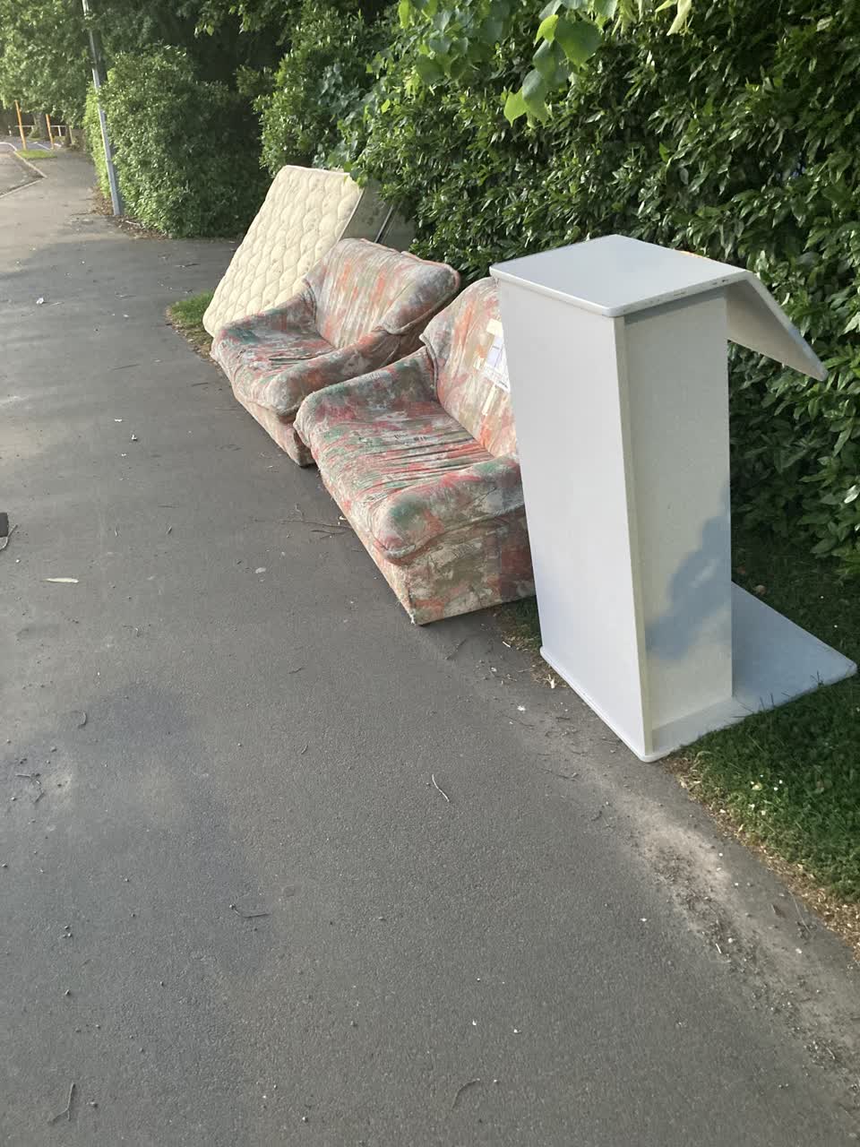 The photograph attached to this rubbish/recycling report