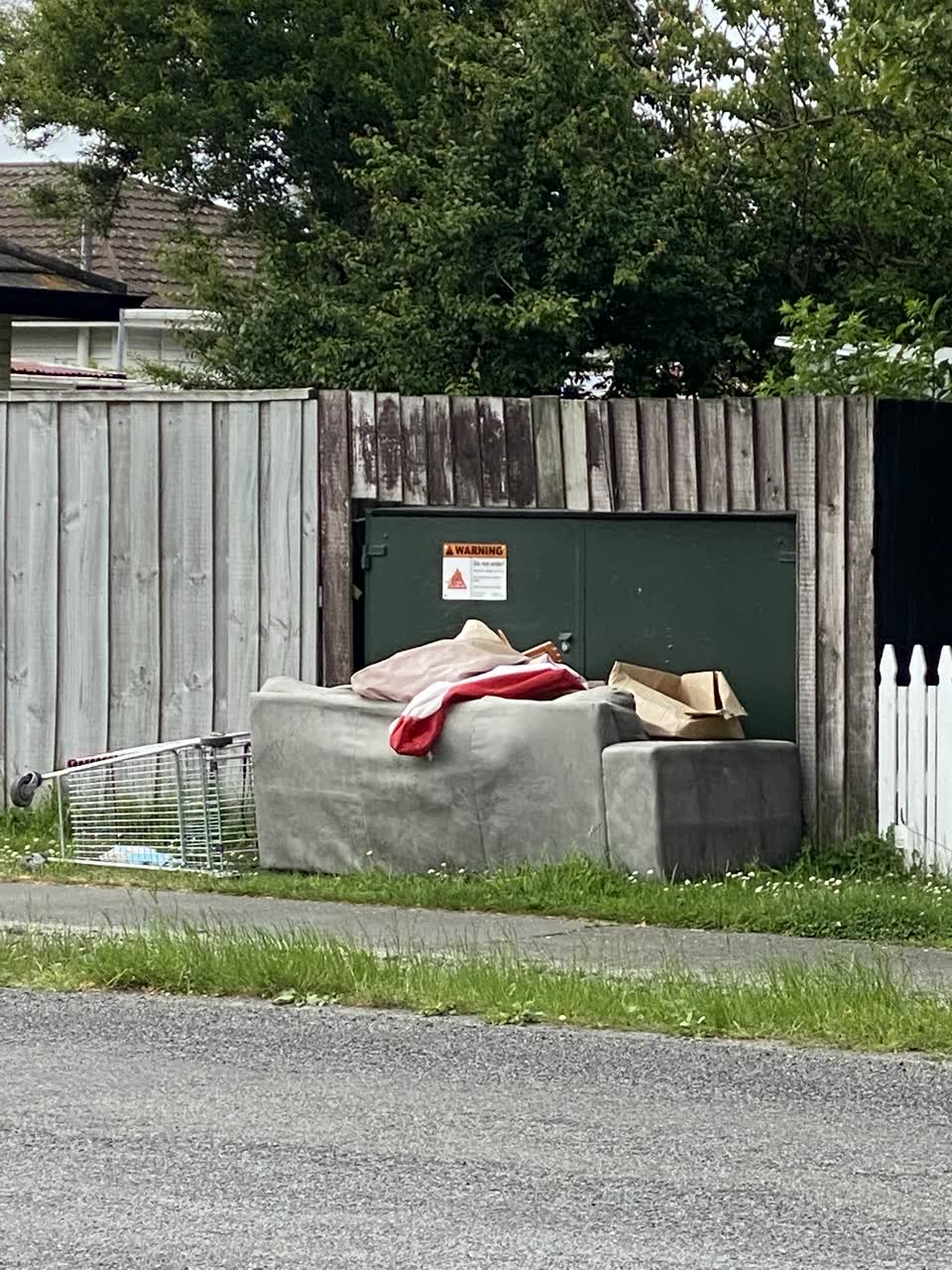 The photograph attached to this rubbish/recycling report