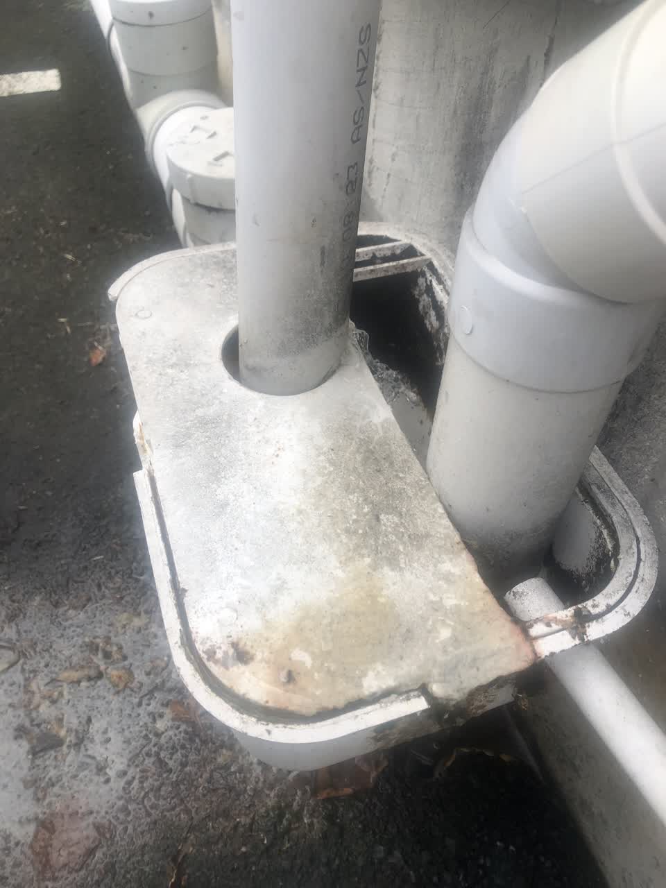 The photograph attached to this sewer - leak / blockage report