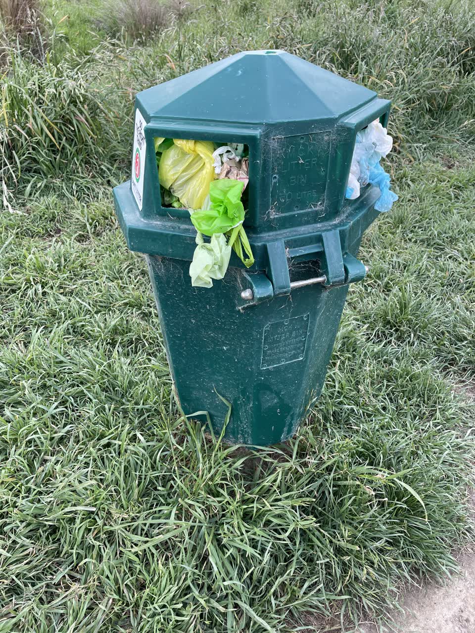 The photograph attached to this rubbish/recycling report