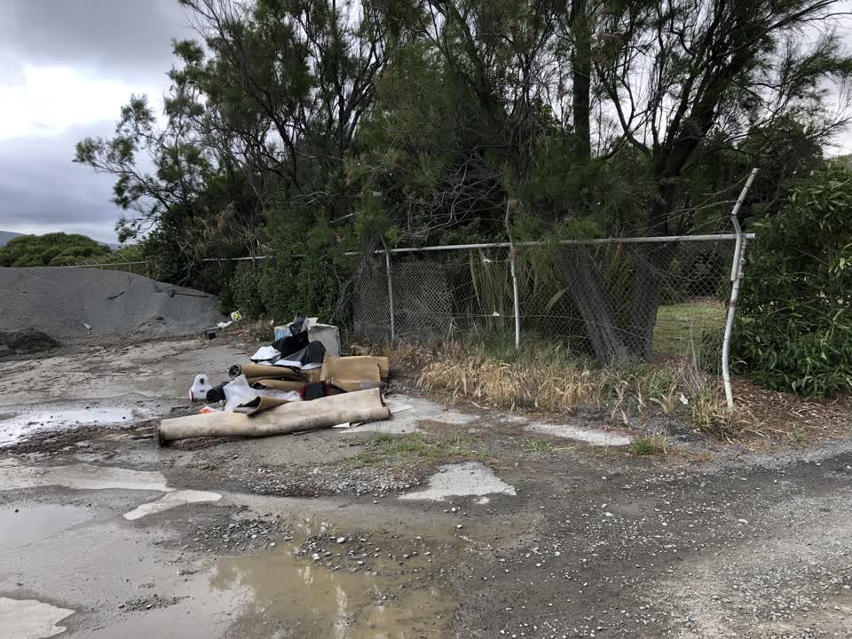 The photograph attached to this rubbish/recycling report