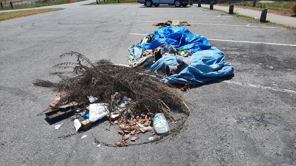 The photograph attached to this rubbish/recycling report