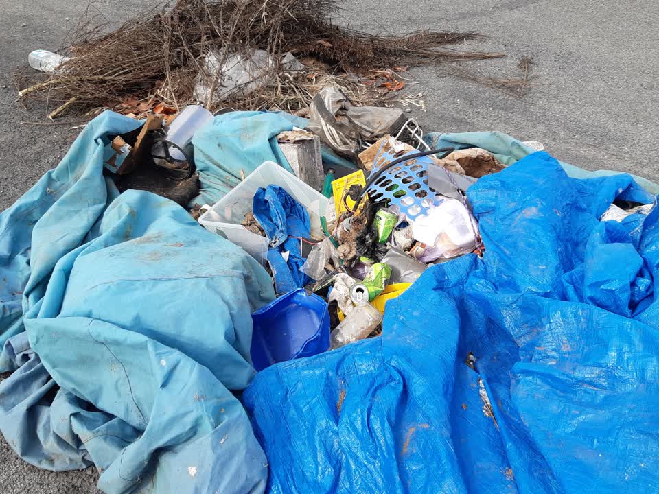 The photograph attached to this rubbish/recycling report