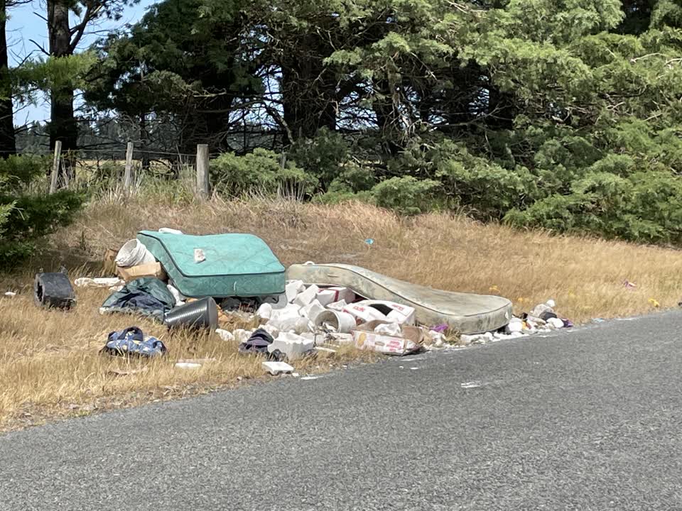 The photograph attached to this rubbish/recycling report