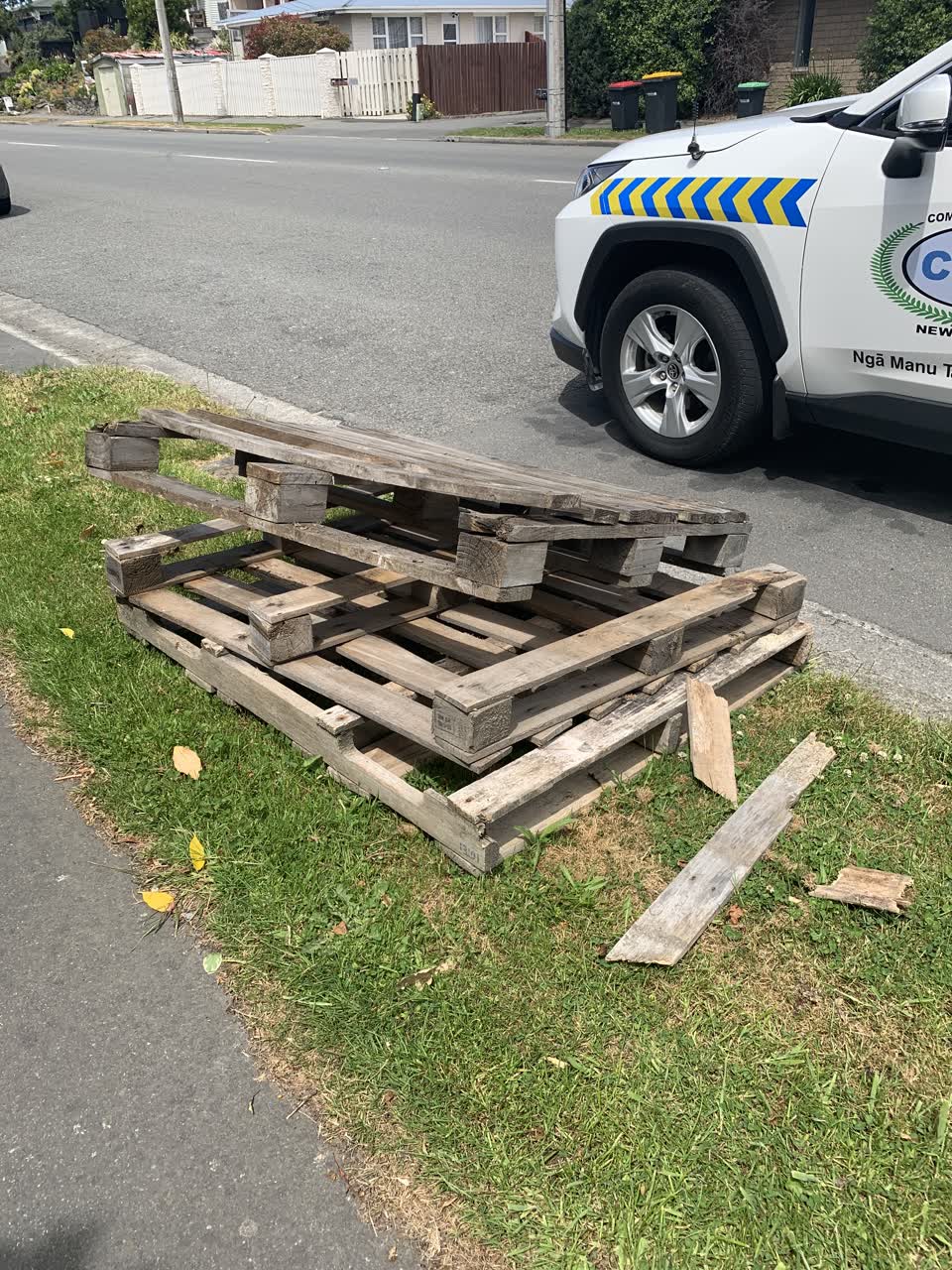 The photograph attached to this rubbish/recycling report