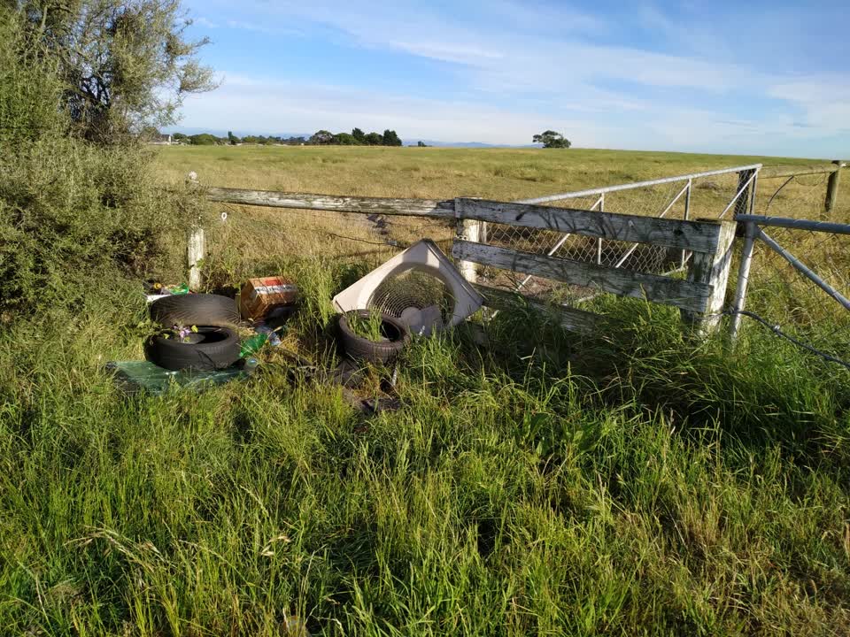 The photograph attached to this rubbish/recycling report