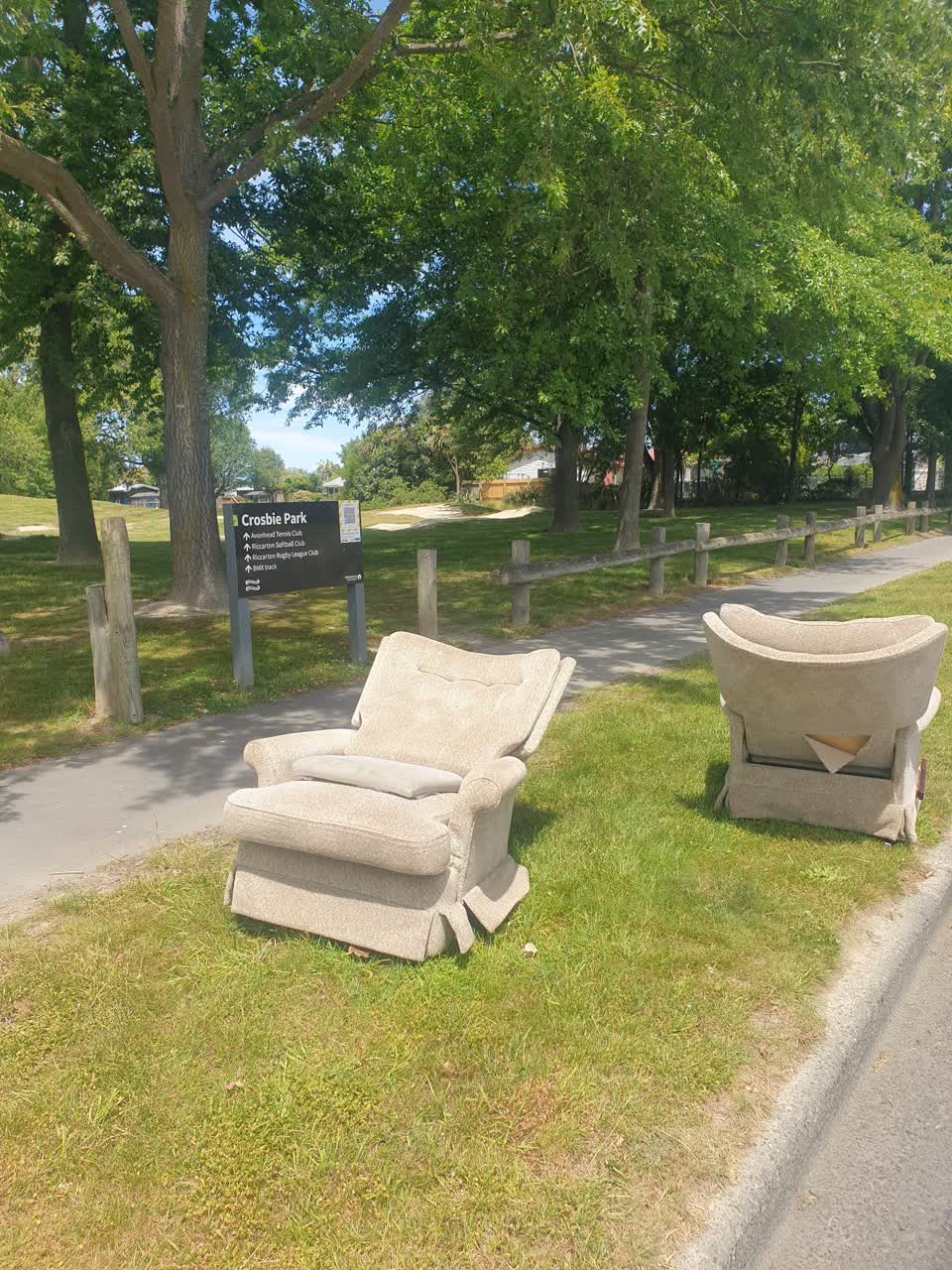 The photograph attached to this rubbish/recycling report