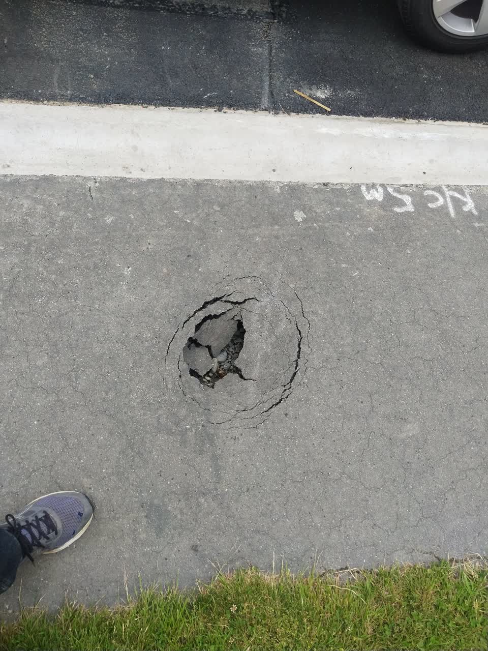 The photograph attached to this roading/streets report