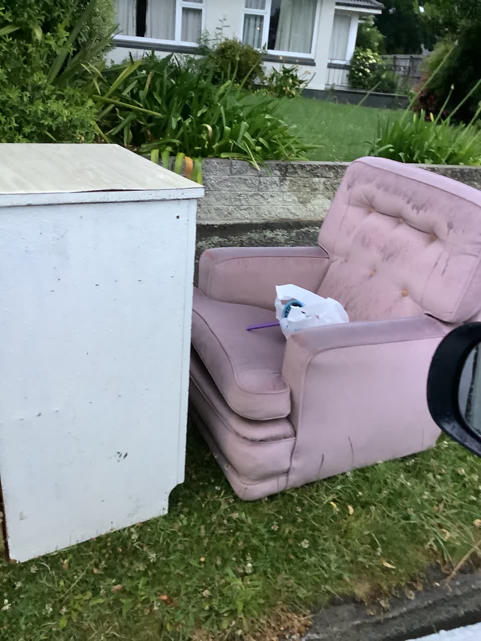 The photograph attached to this rubbish/recycling report