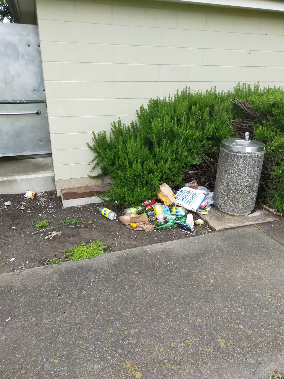 The photograph attached to this rubbish/recycling report