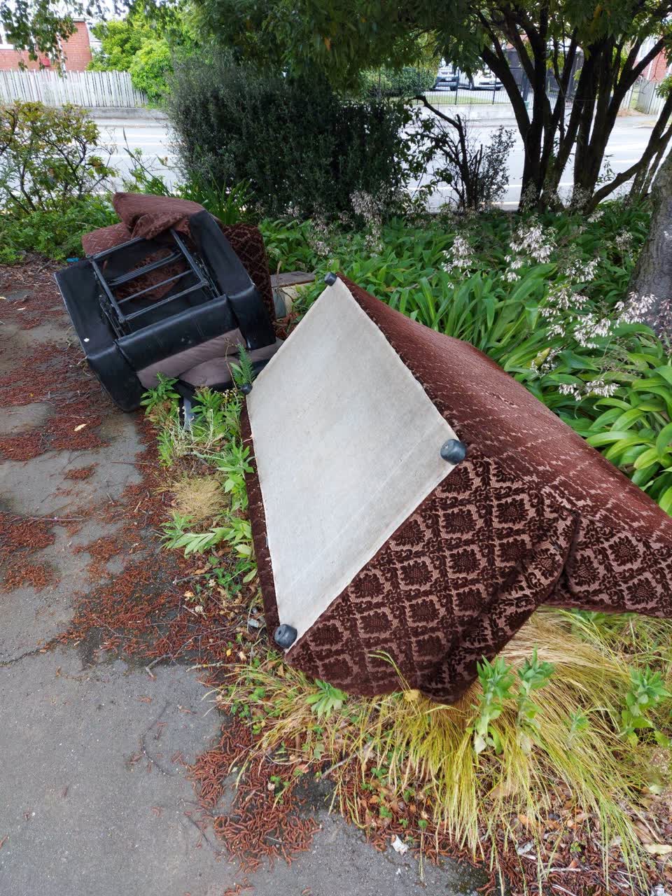 The photograph attached to this rubbish/recycling report