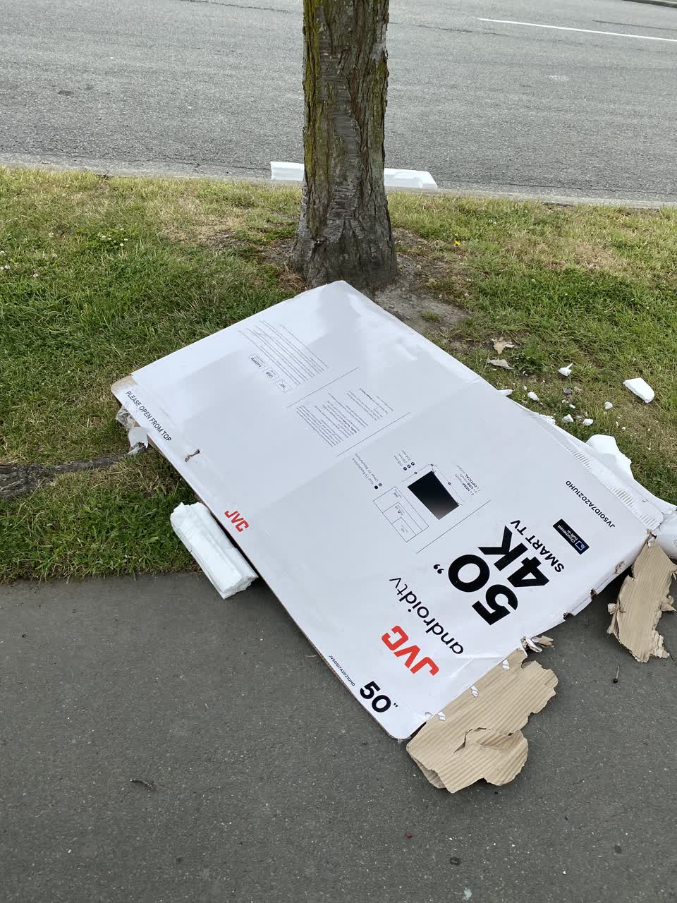 The photograph attached to this rubbish/recycling report