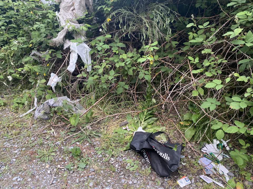 The photograph attached to this rubbish/recycling report