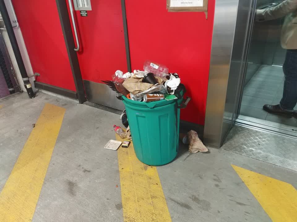 The photograph attached to this rubbish/recycling report