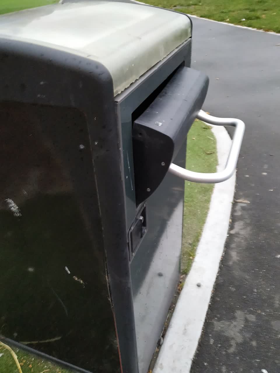 The photograph attached to this rubbish/recycling report