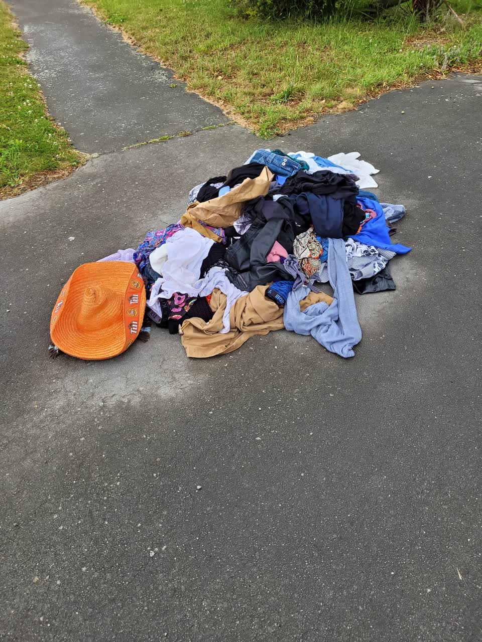 The photograph attached to this rubbish/recycling report