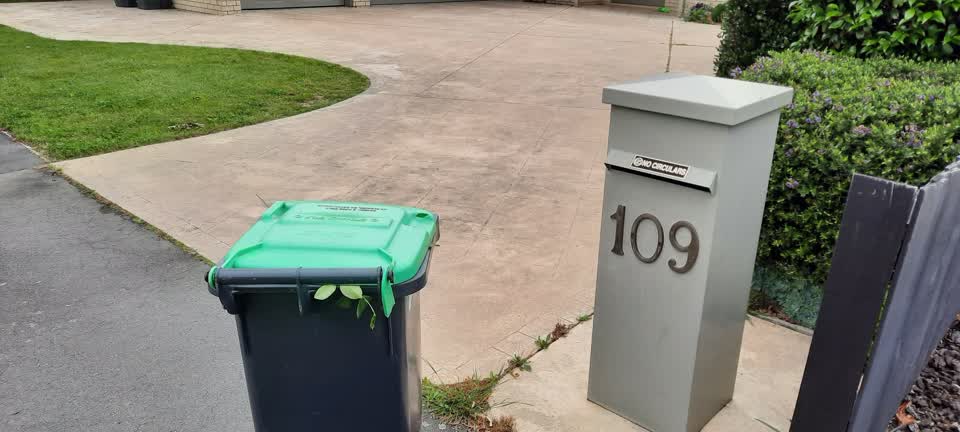The photograph attached to this rubbish/recycling report