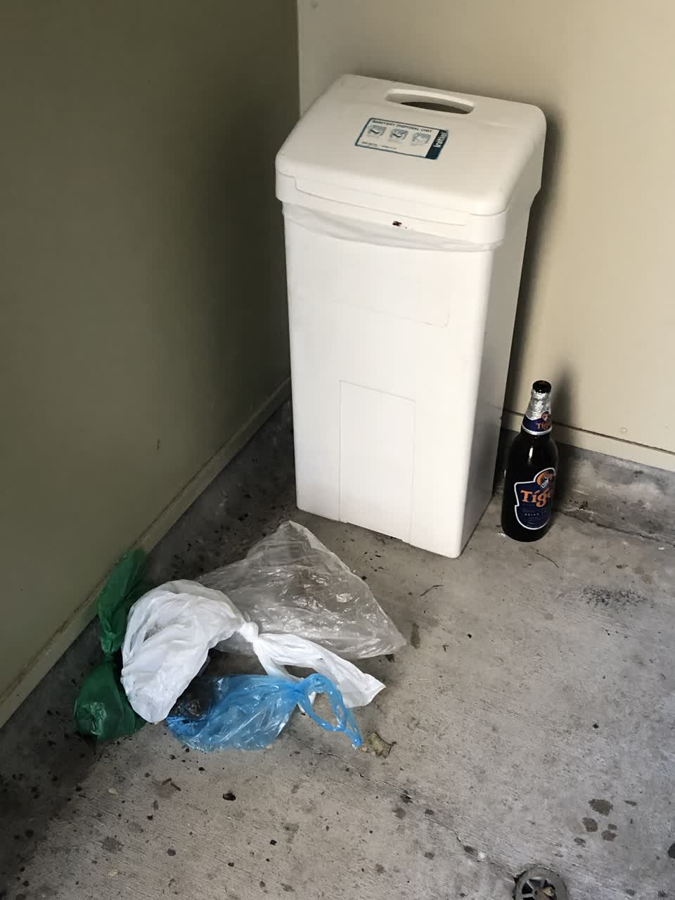 The photograph attached to this rubbish/recycling report