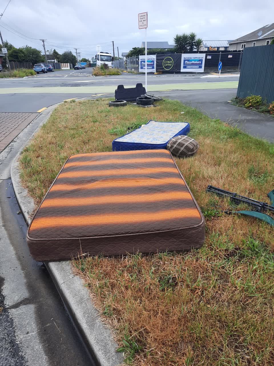 The photograph attached to this rubbish/recycling report