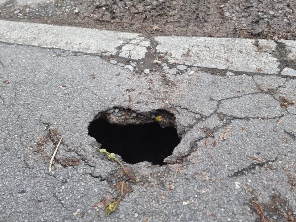 The photograph attached to this roading/streets report