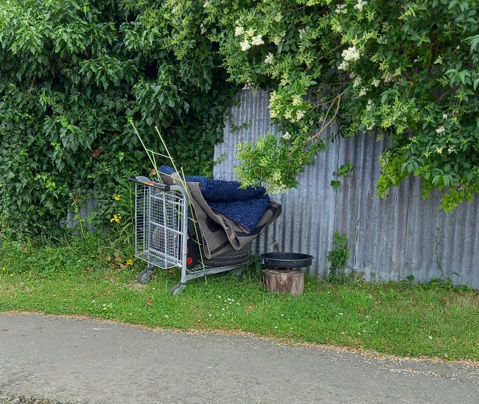 The photograph attached to this rubbish/recycling report