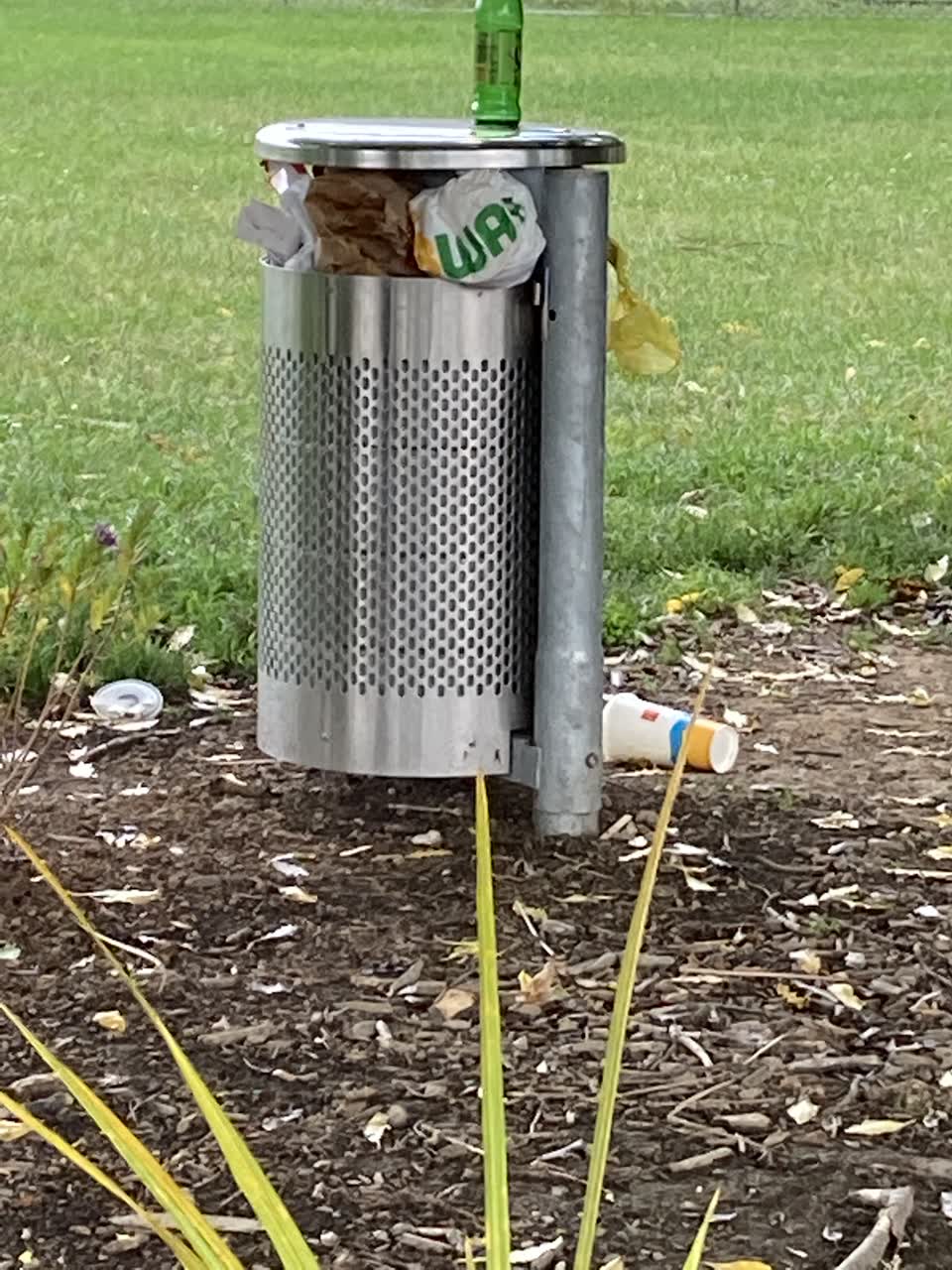 The photograph attached to this rubbish/recycling report