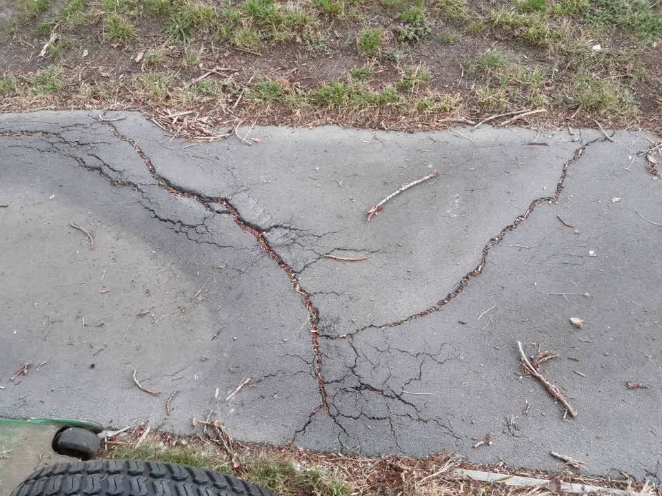 The photograph attached to this roading/streets report