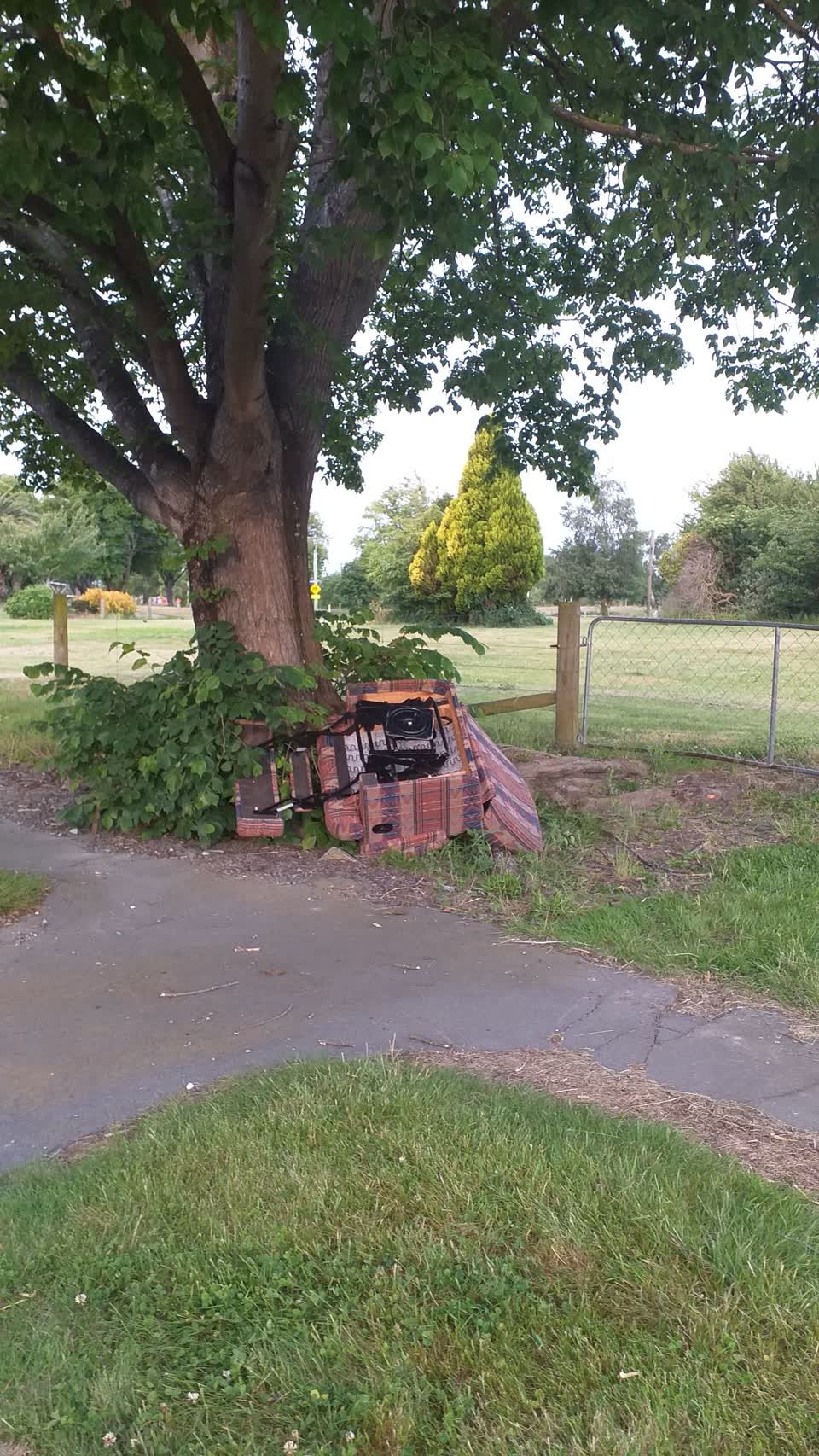 The photograph attached to this rubbish/recycling report