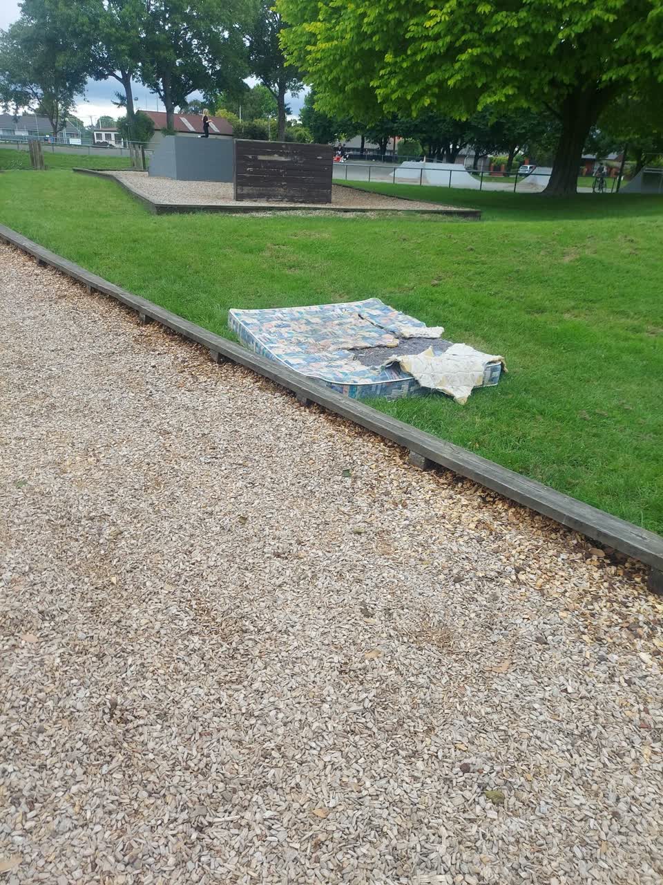The photograph attached to this rubbish/recycling report