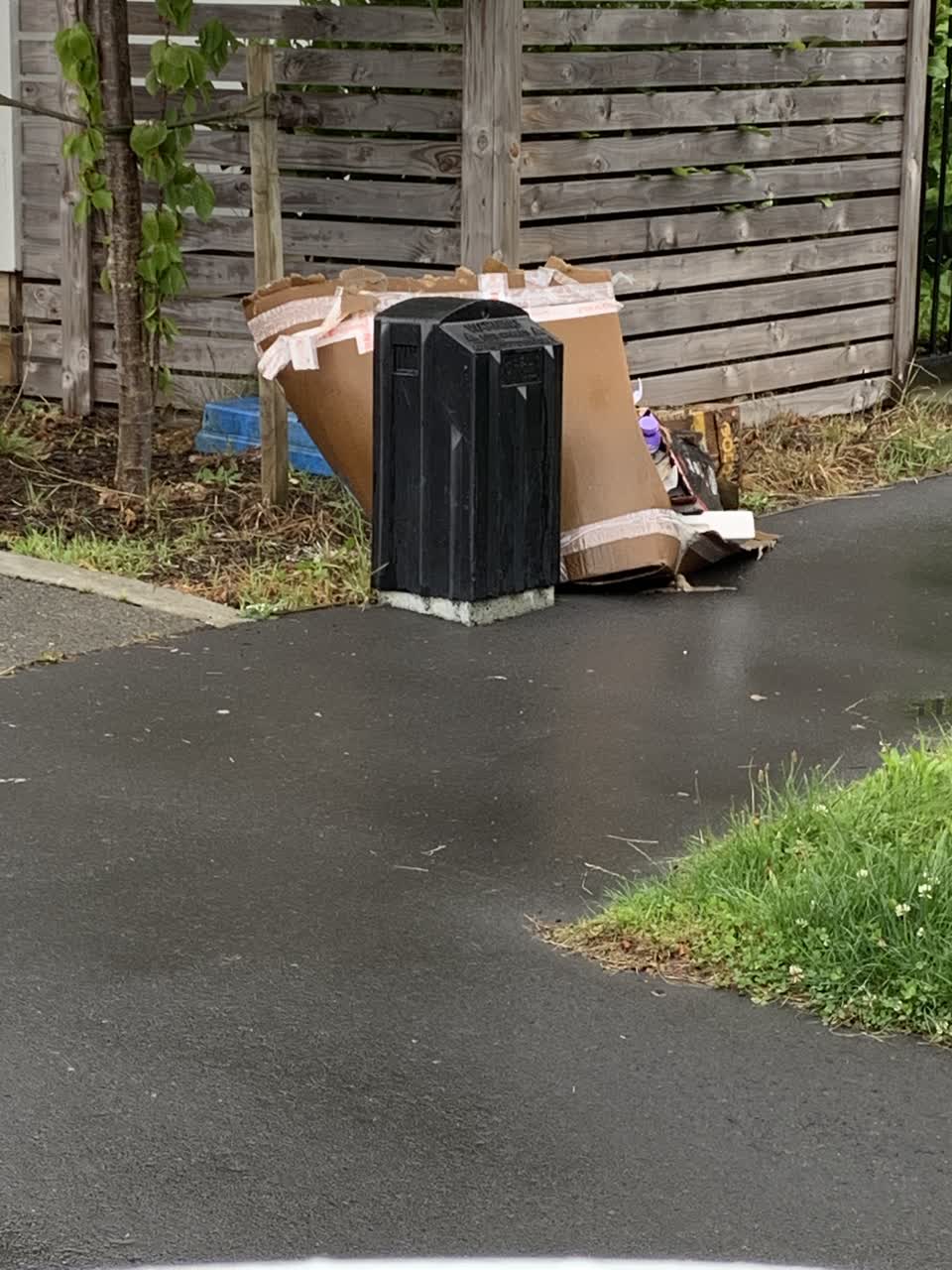 The photograph attached to this rubbish/recycling report
