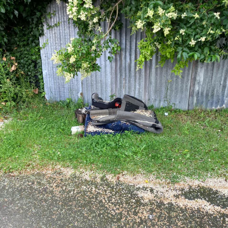 The photograph attached to this rubbish/recycling report