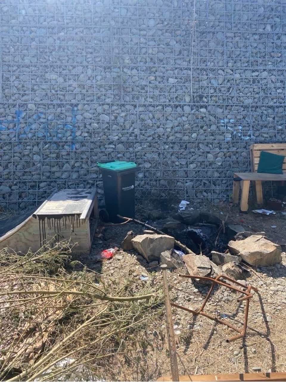 The photograph attached to this rubbish/recycling report