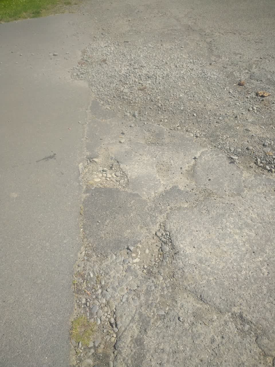 The photograph attached to this roading/streets report