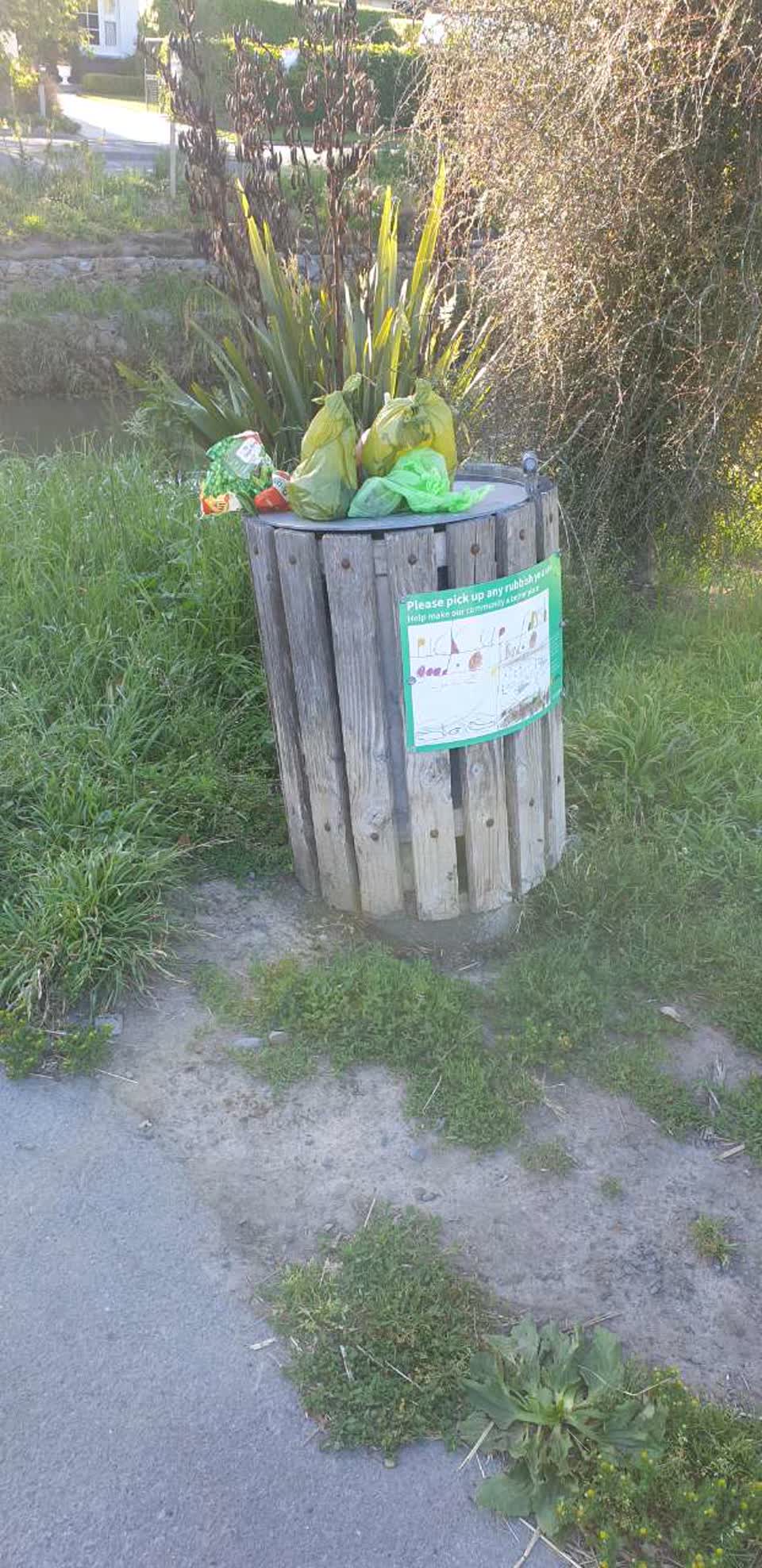 The photograph attached to this rubbish/recycling report
