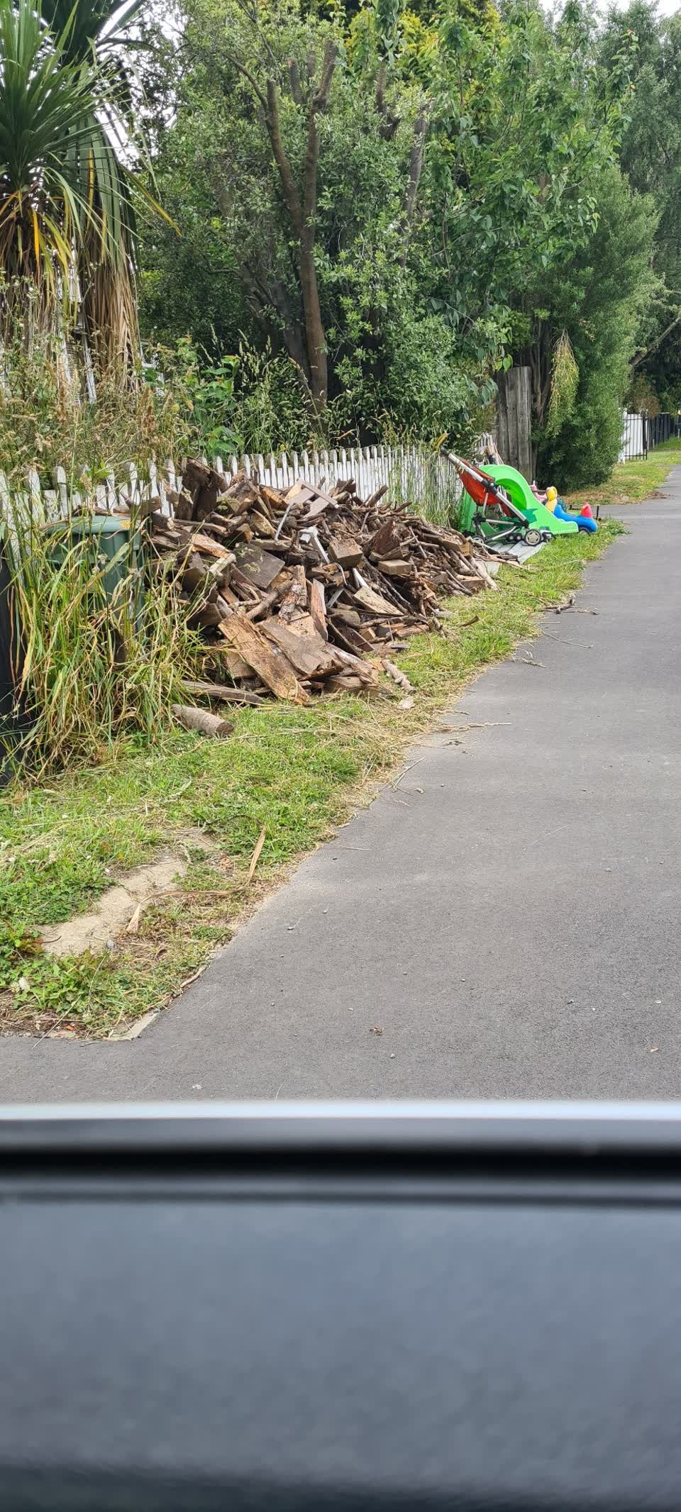 The photograph attached to this rubbish/recycling report