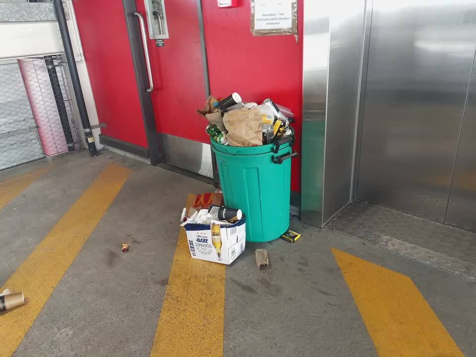The photograph attached to this rubbish/recycling report