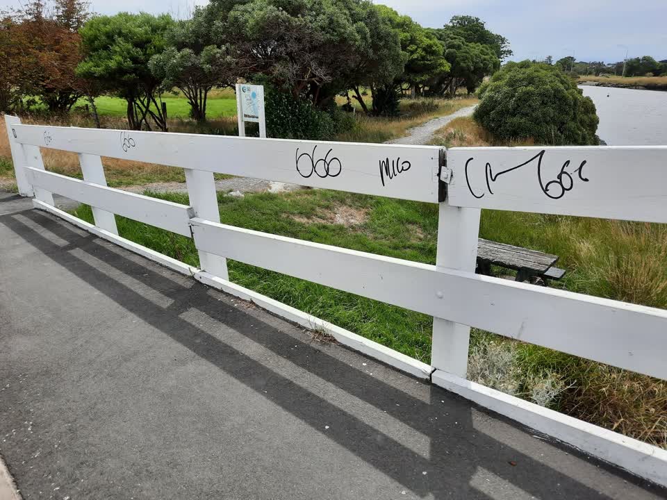 The photograph attached to this graffiti report