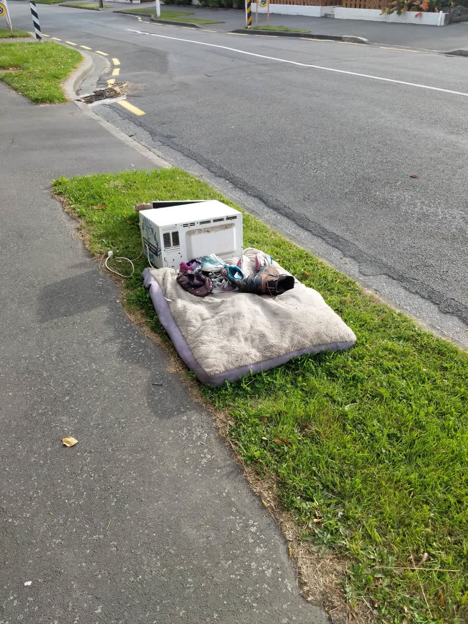 The photograph attached to this rubbish/recycling report