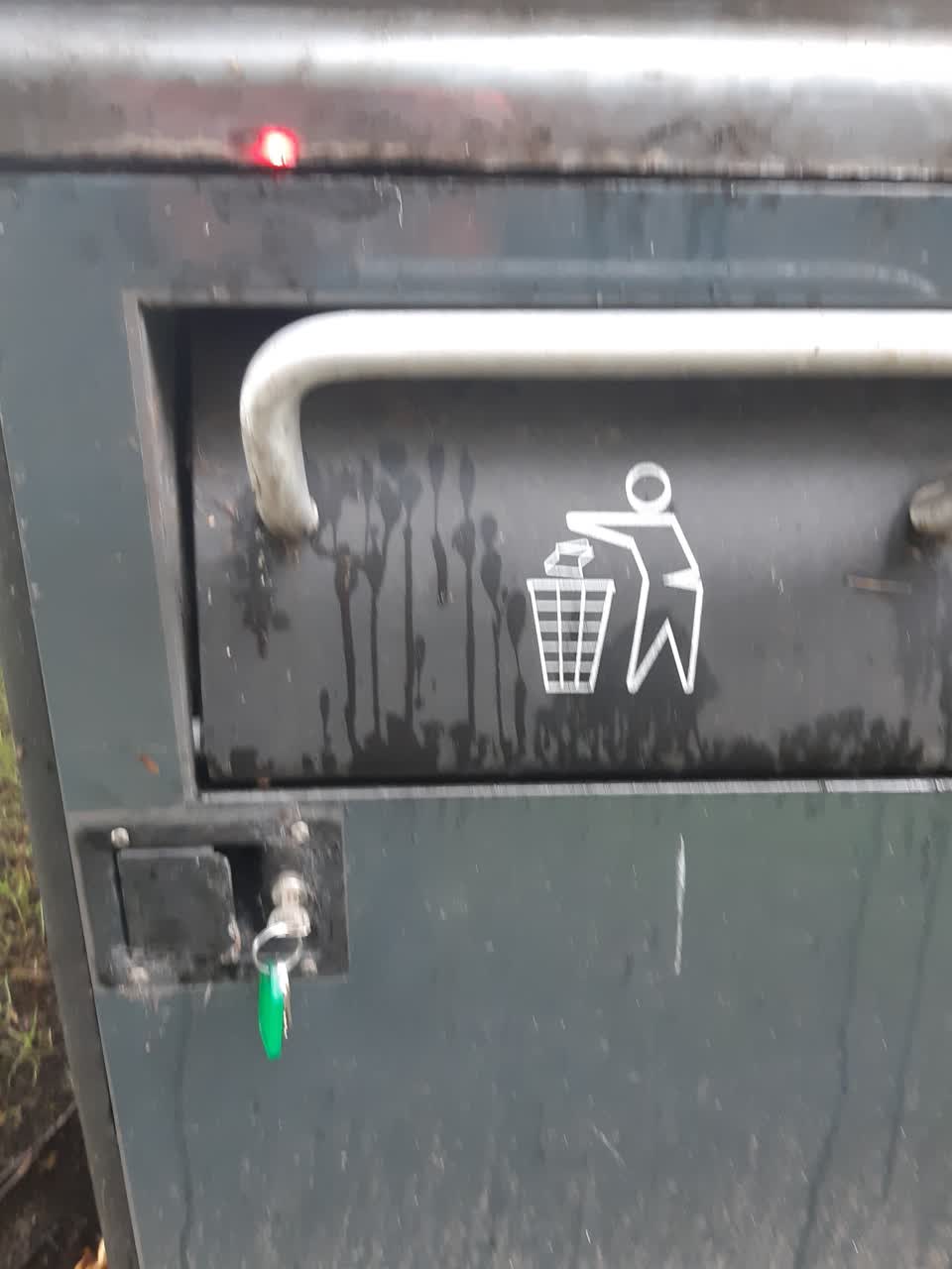 The photograph attached to this rubbish/recycling report