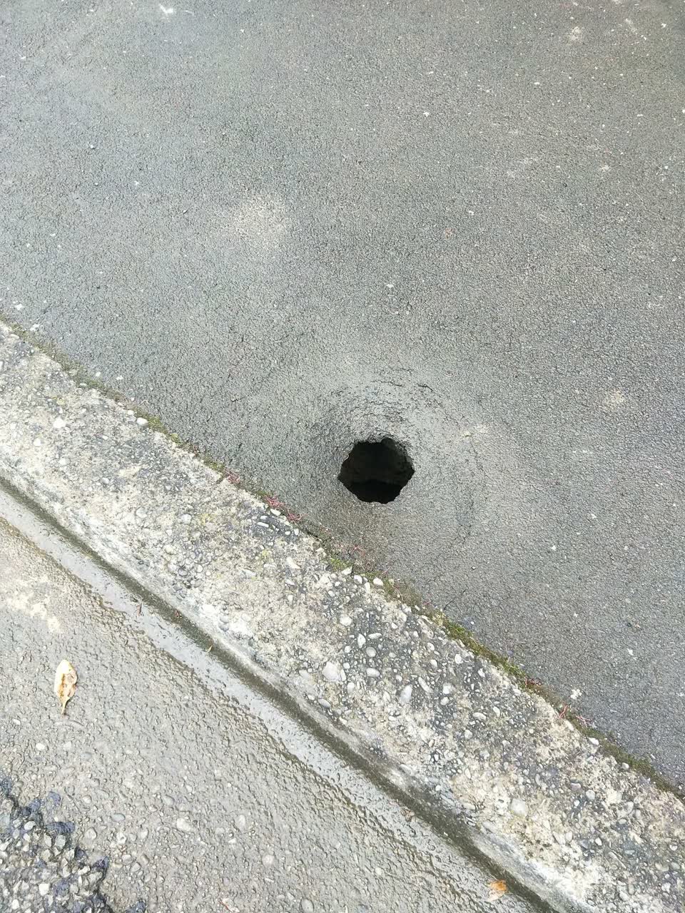 The photograph attached to this roading/streets report