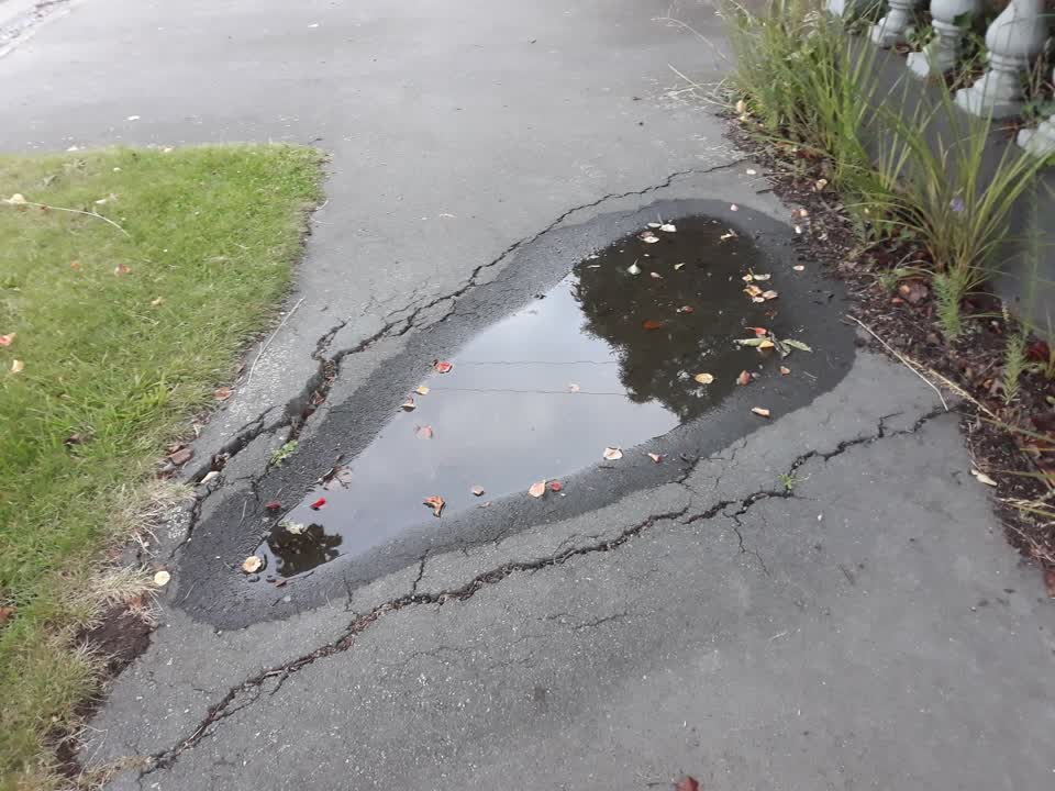 The photograph attached to this roading/streets report