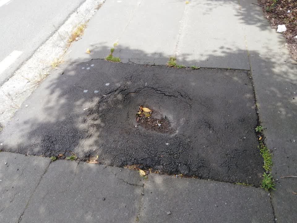 The photograph attached to this roading/streets report