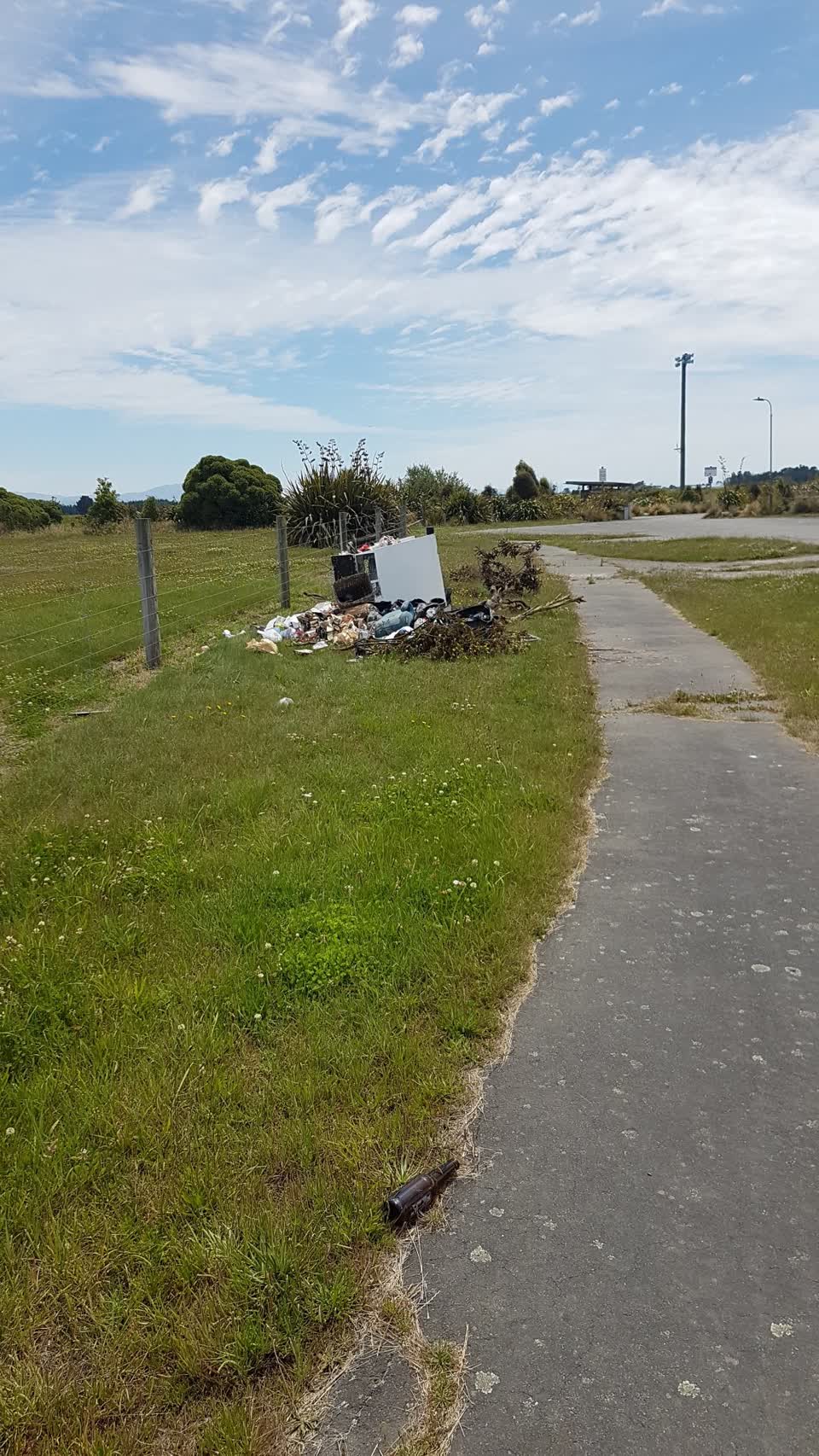 The photograph attached to this rubbish/recycling report