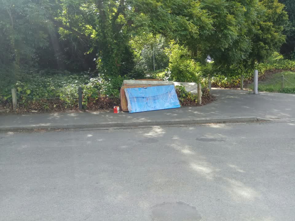 The photograph attached to this rubbish/recycling report