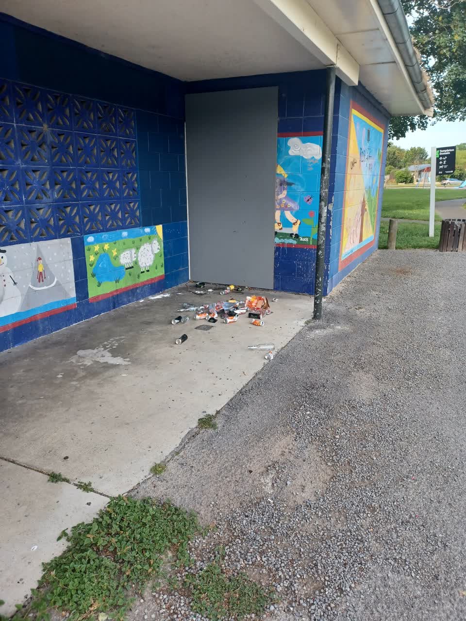 The photograph attached to this rubbish/recycling report