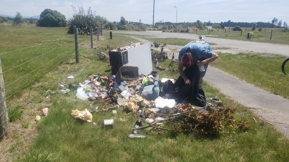 The photograph attached to this rubbish/recycling report