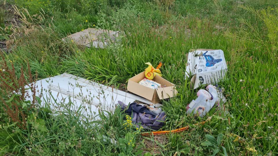 The photograph attached to this rubbish/recycling report