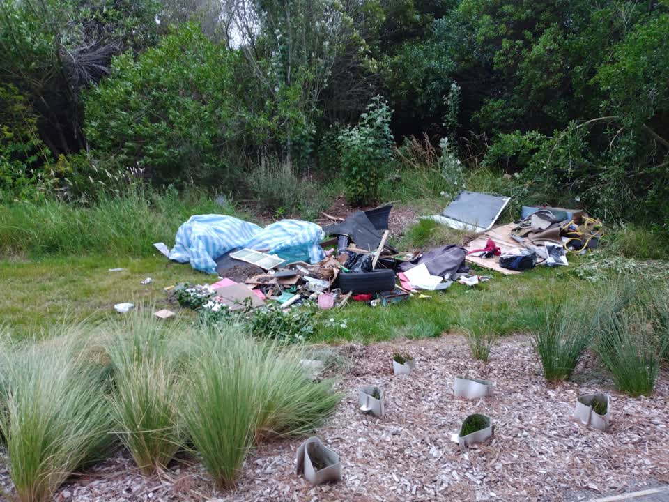 The photograph attached to this rubbish/recycling report